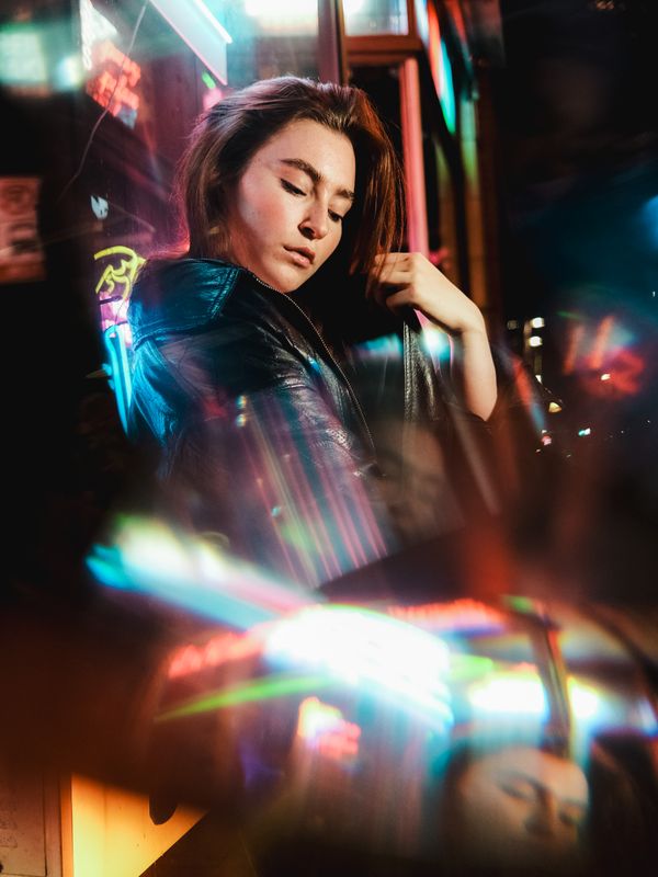 霓虹灯光下的都市活力人物肖像，短剧《AI 替我谈恋爱》封面